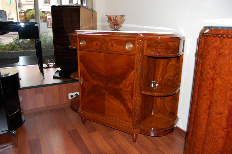 Seltenes Ulmenfurnier Buffet