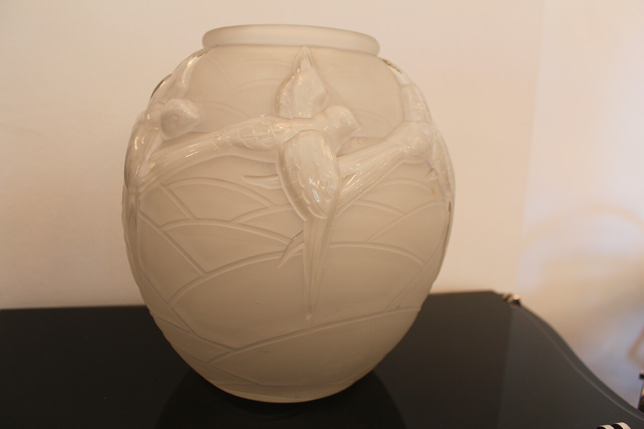 Schöne Vase mit Vogelmotiv