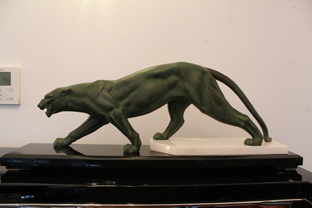 Großer schreitender Panther mit grüner Patina