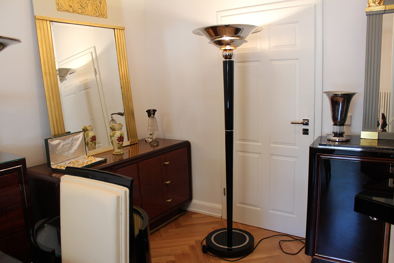 Große schicke Stehlampe