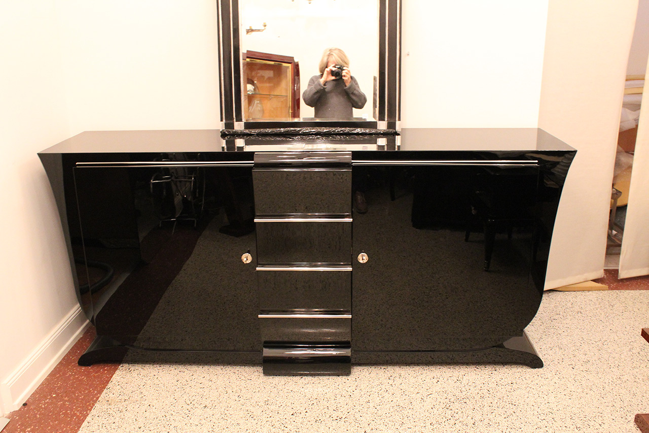 Sehr dekoratives Sideboard in Schwarzlack