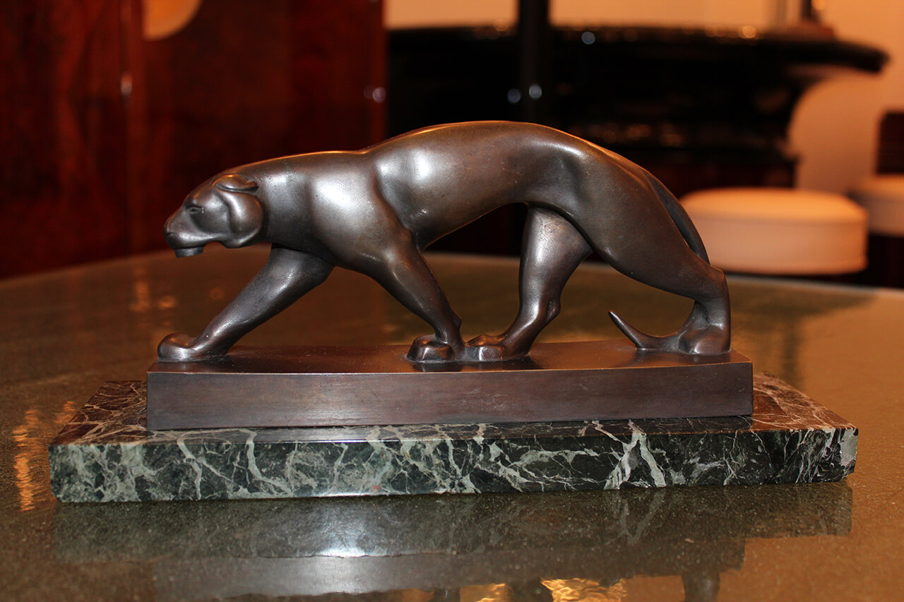 Kleiner modernistischer stilisierter Panther