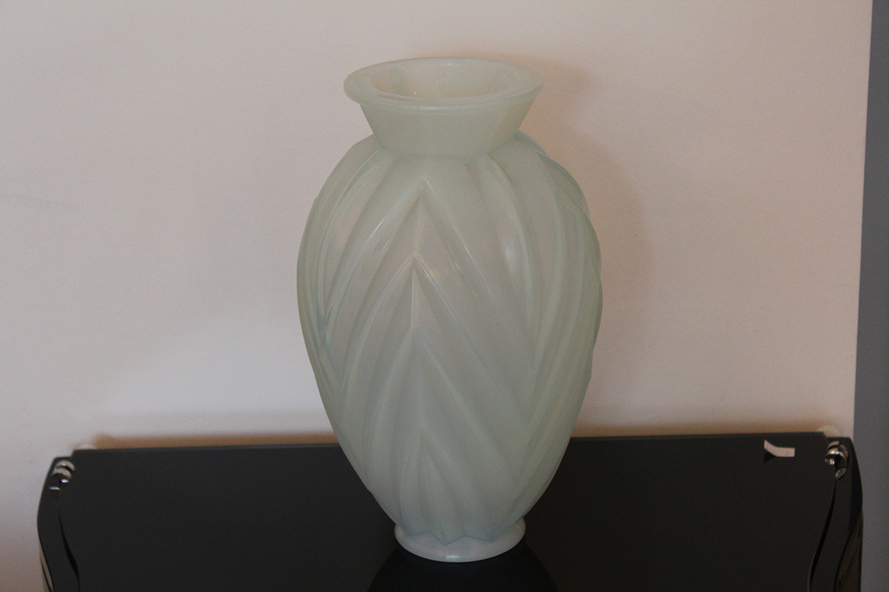 Vase aus opaleszierendem Glas