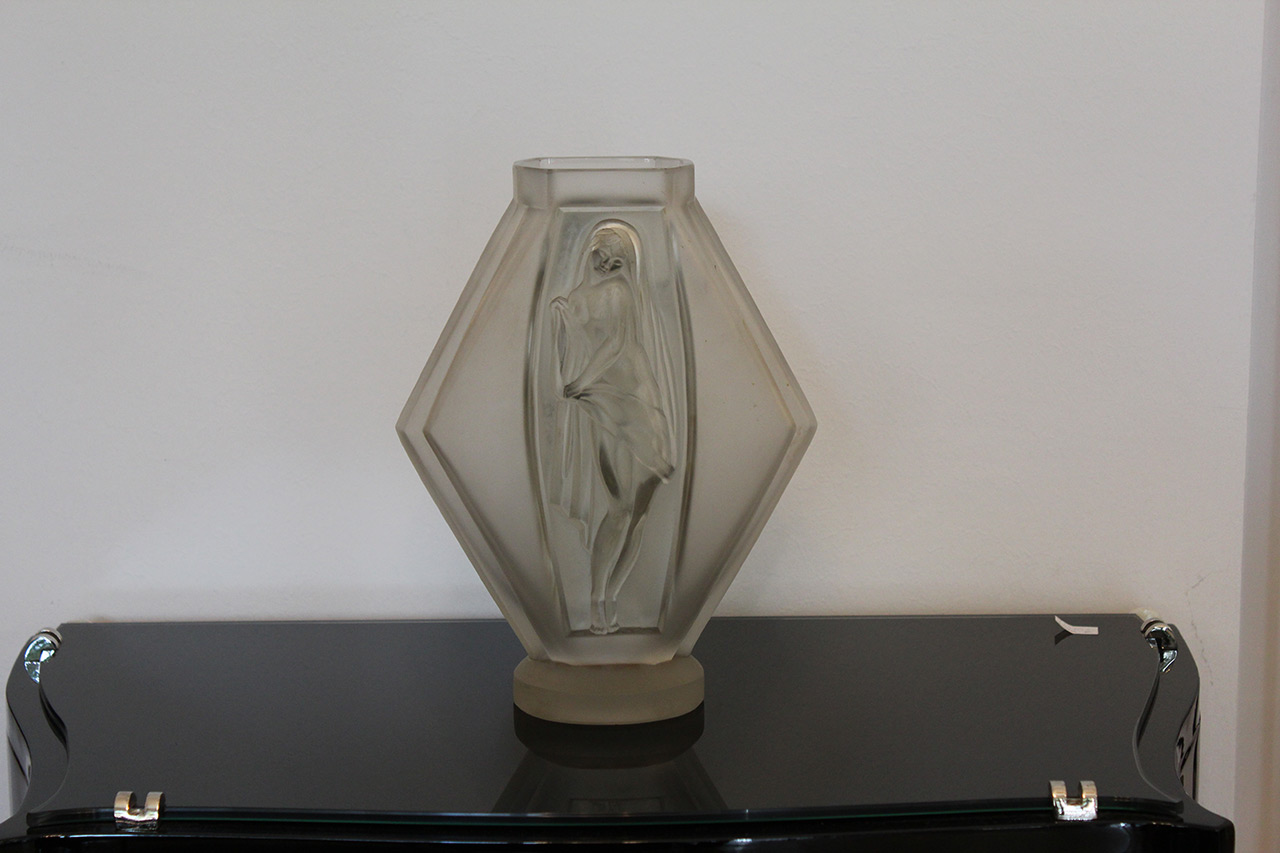 Bekannte Vase mit Mädchenmotiv