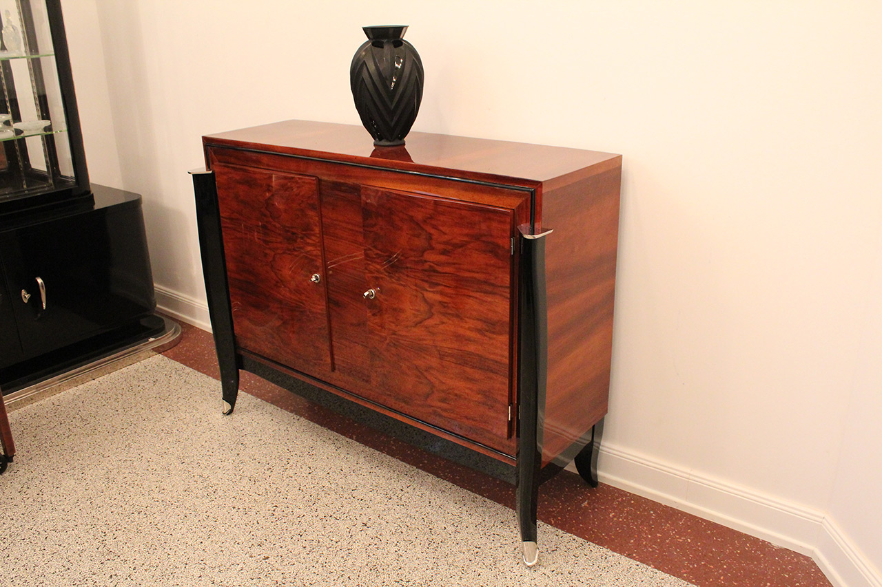Schickes kleines Sideboard in Nußbaumfurnier