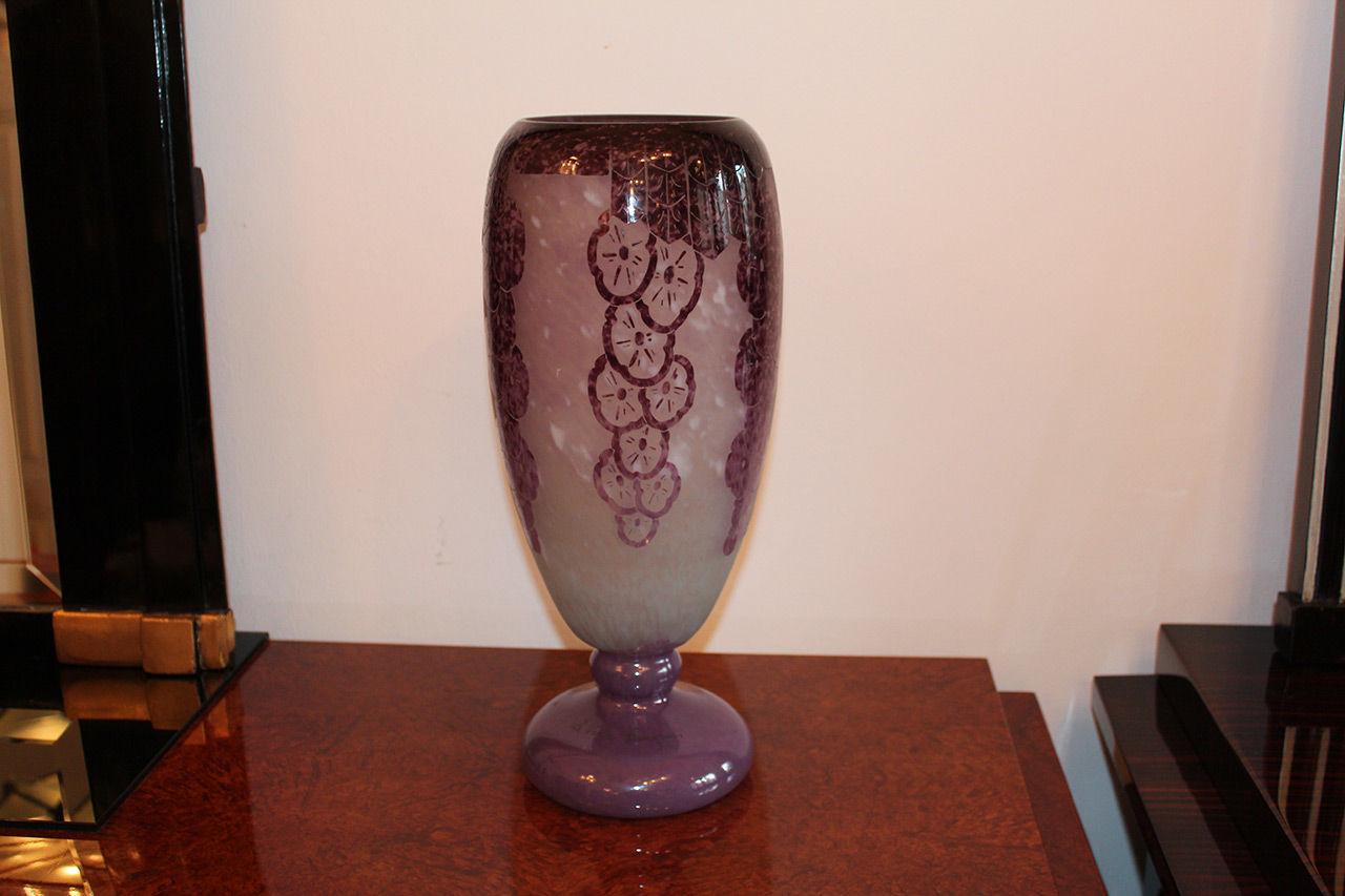 Herrliche Vase mit stilisierten Glyzinen