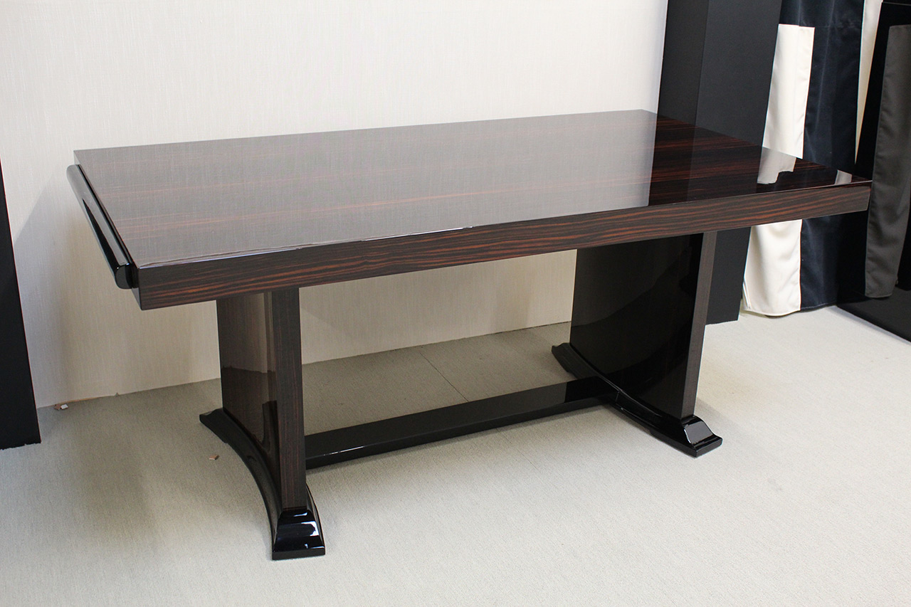 Großer, eleganter Eßtisch in Makassarfurnier