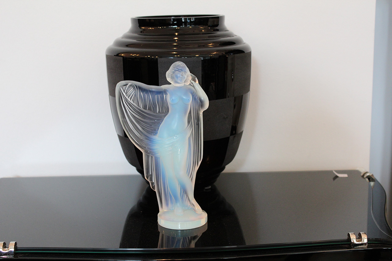 Schöne Figur „Mädchen mit Schleier“
