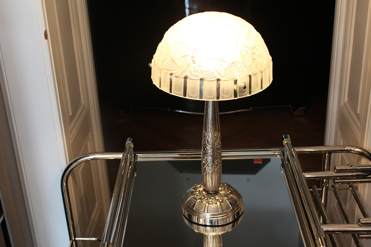 Feine Tischlampe mit Glasschirm