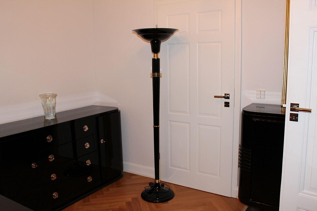 Elegante Stehlampe in Schwarzlack