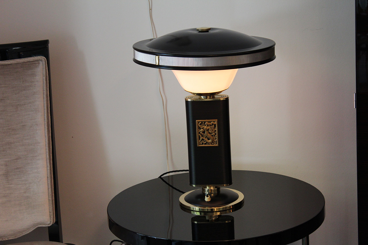 Bekannte Lampe von Eileen Gray