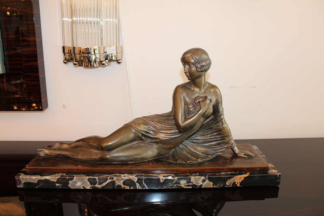 Elegante Bronze Mädchenskulptur von Josselin