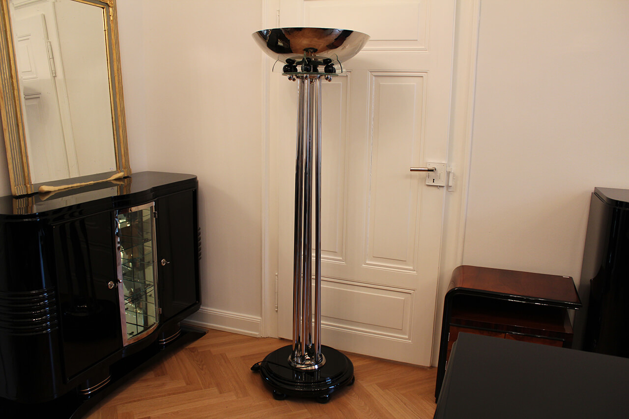 Beeindruckende Stehlampe mit Glaseinsätzen