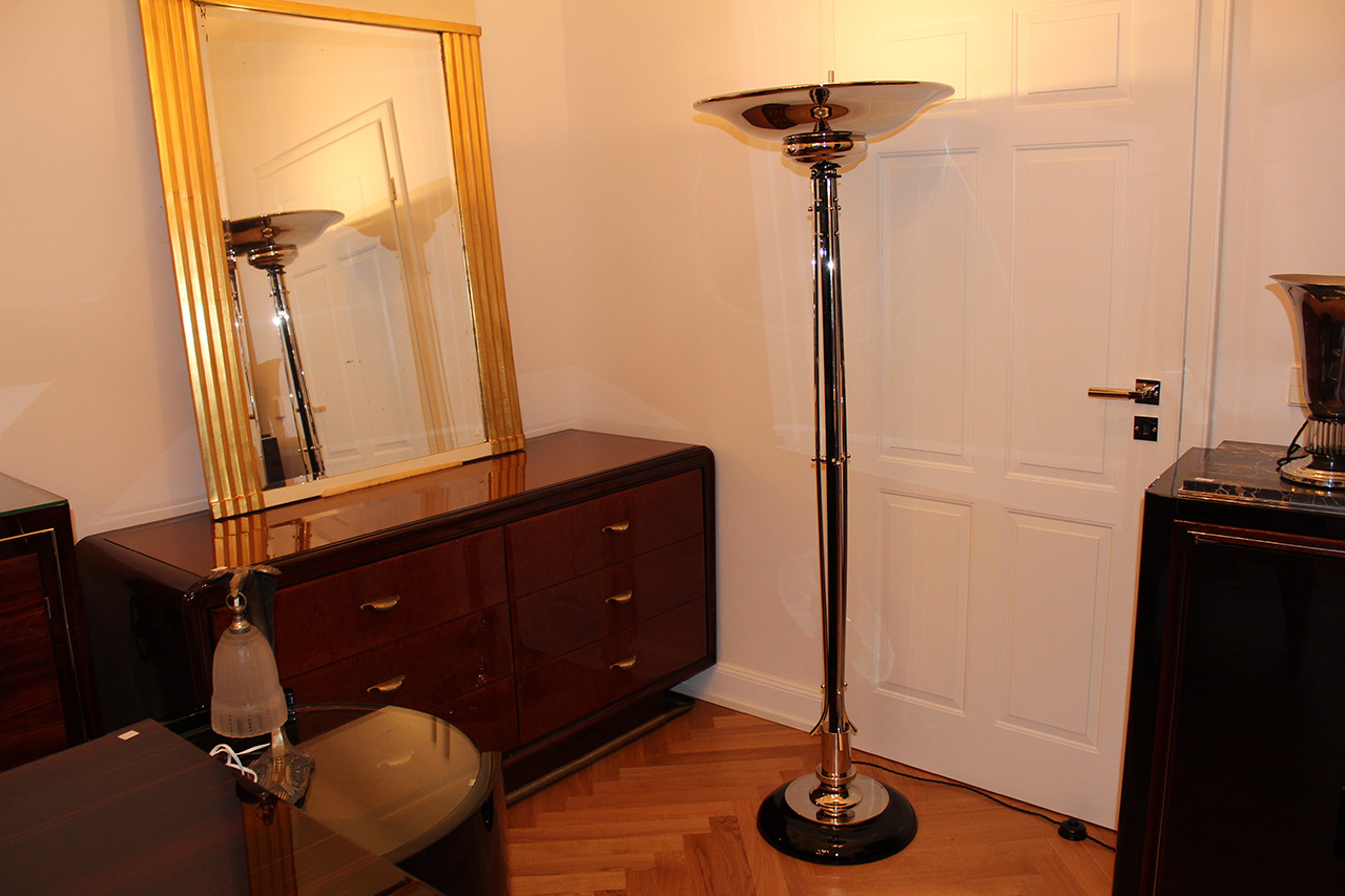 Modernistische Stehlampe mit Leisten und Kugeln