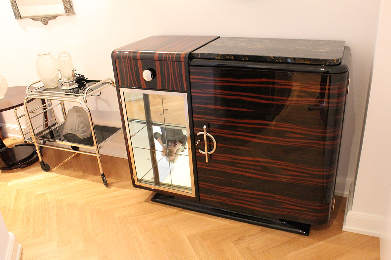 Feines kleineres Sideboard in Makassar