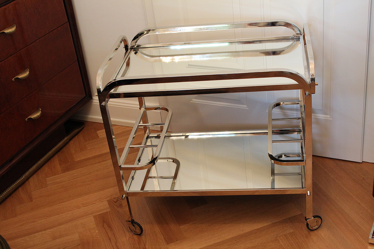 Schicker Barwagen mit Flascheneinteilung