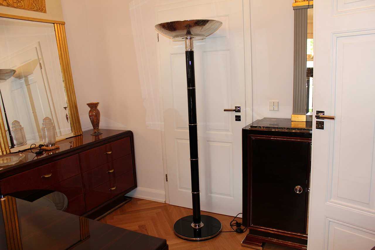 Große elegante Stehlampe