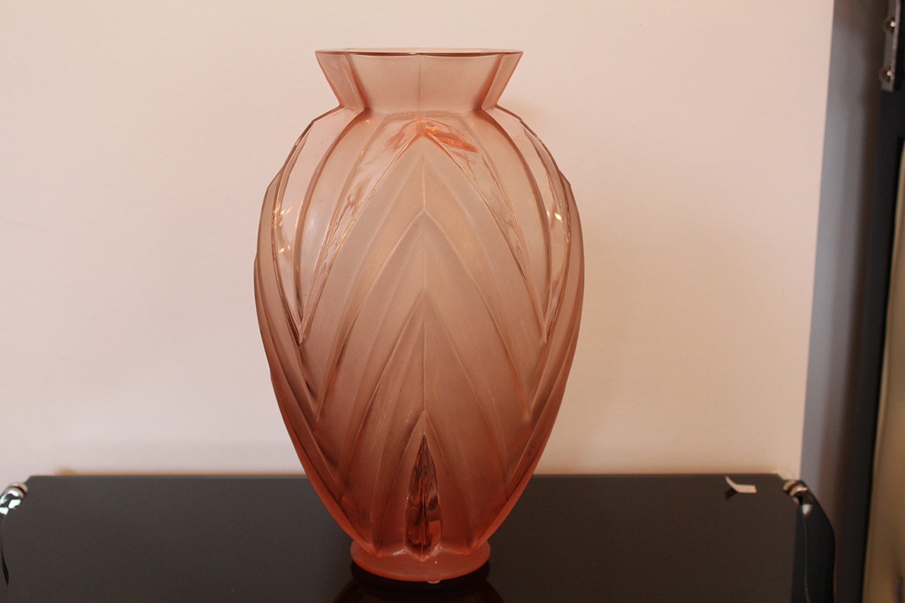 Elegante lachsfarbene Vase von Marius Ernest Sabino